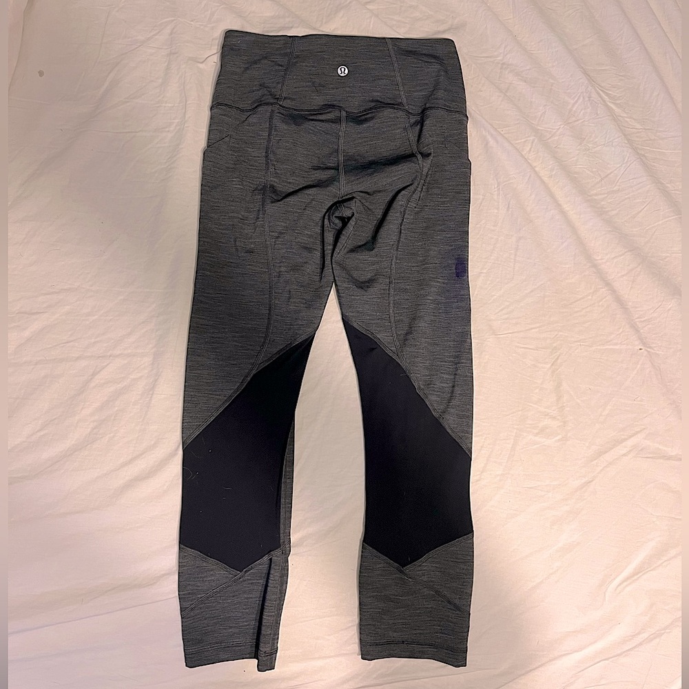 Lululemon cropped leggings with mesh and pockets
